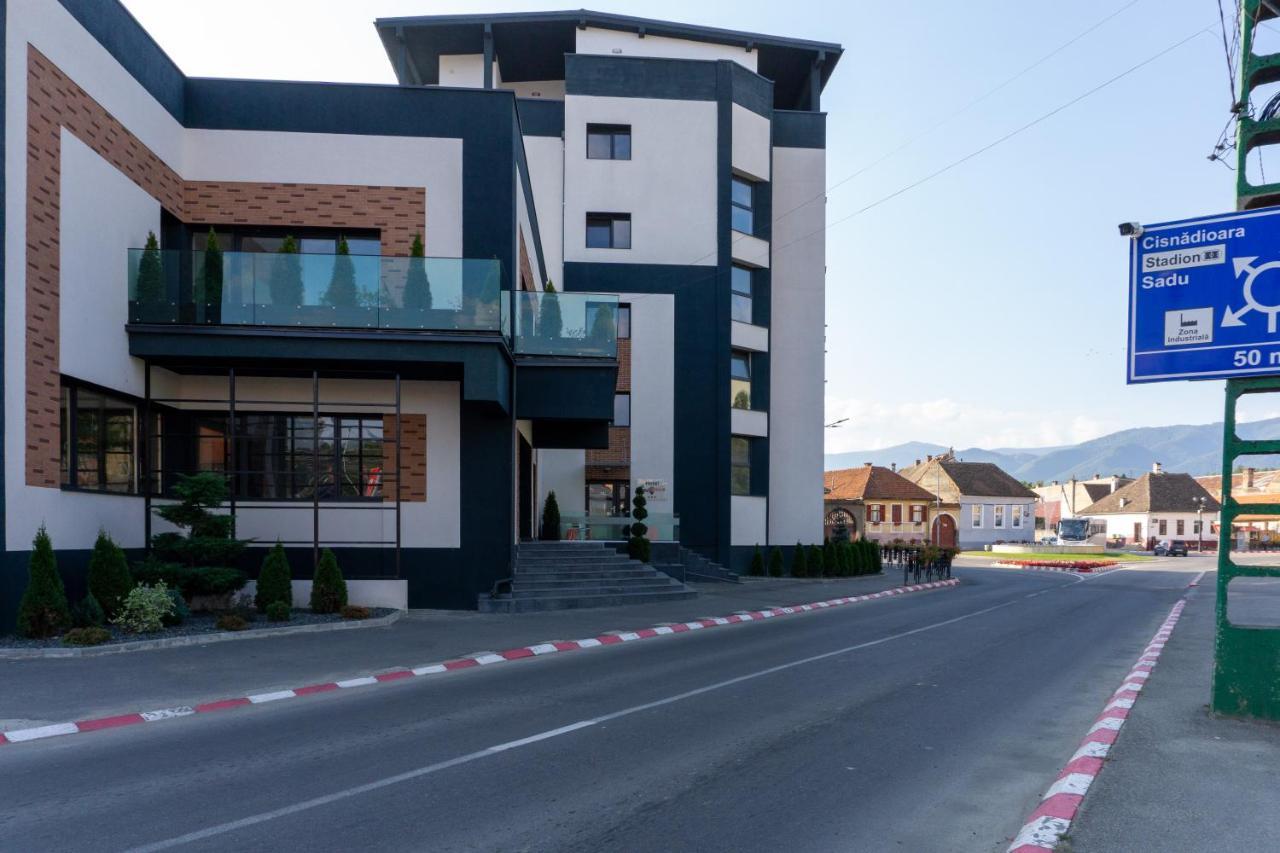 Hotel Epic Centrum Cisnădie المظهر الخارجي الصورة