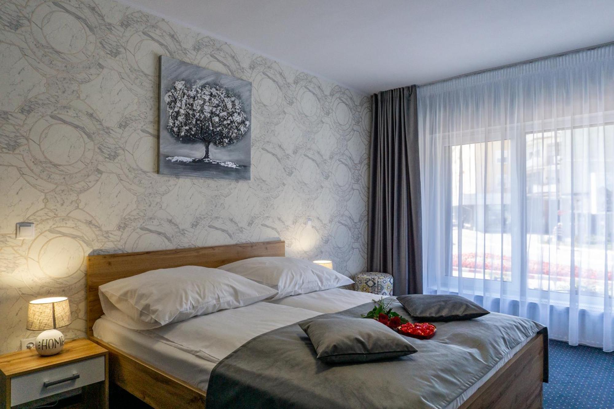 Hotel Epic Centrum Cisnădie الغرفة الصورة