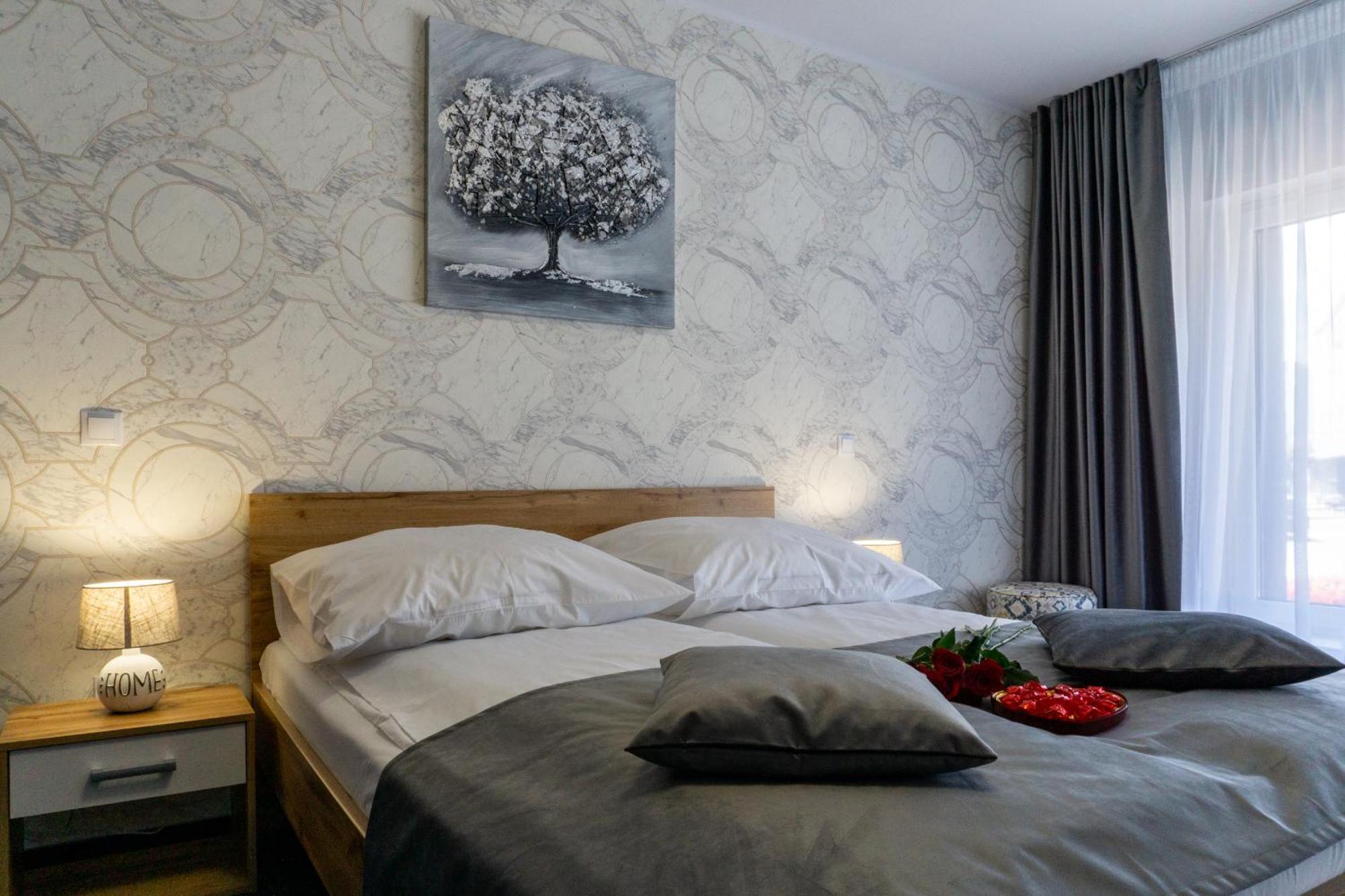 Hotel Epic Centrum Cisnădie الغرفة الصورة